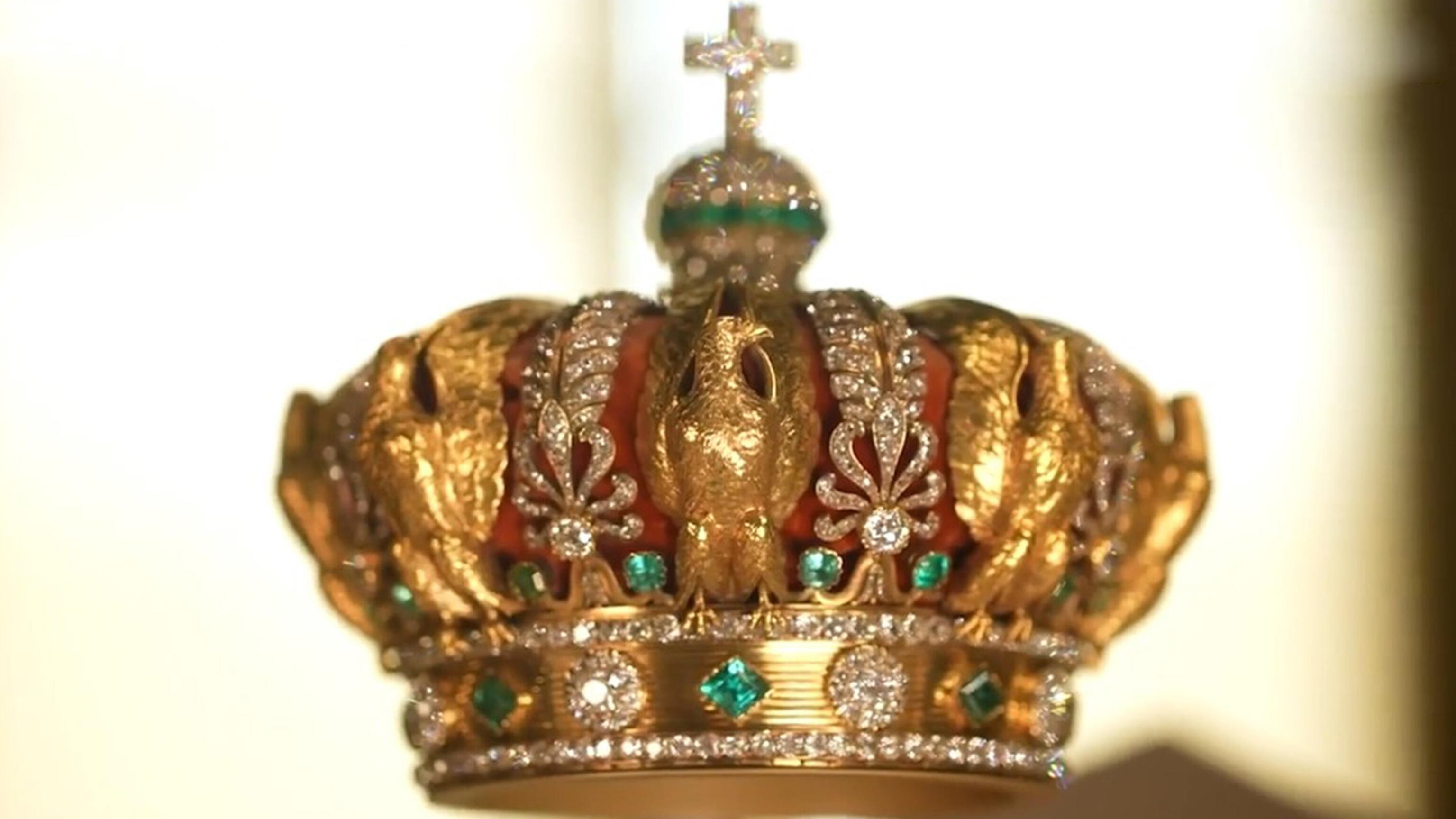Il diadema e le spille delle regine francesi: il bottino inestimabile (e la corona ritrovata)