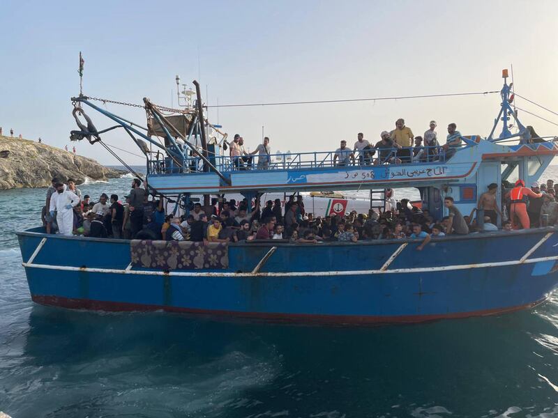 Maxi sbarco a Lampedusa: in 265 su un vecchio pescherecchio 6
