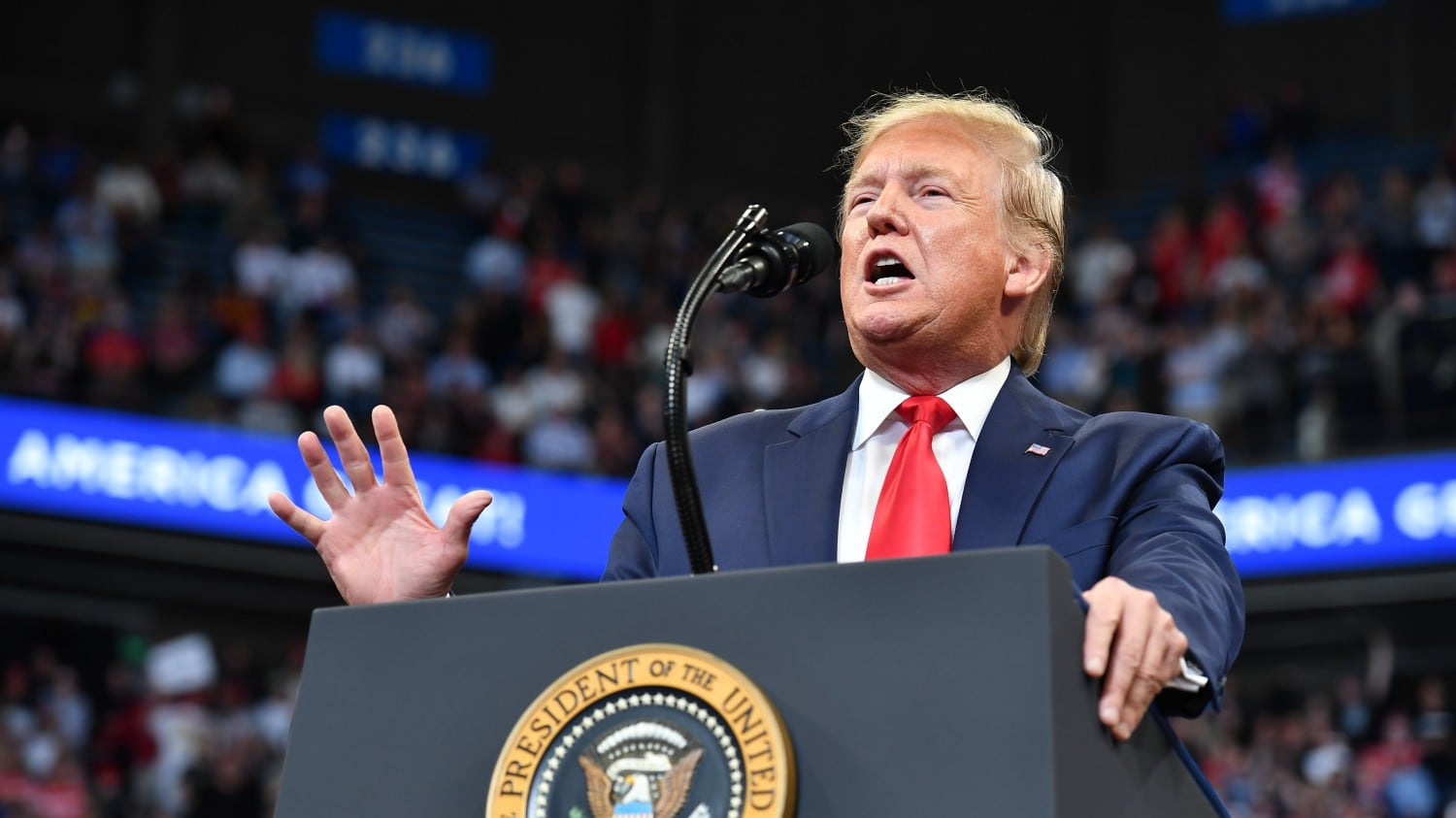 In onda il processo anti-Trump. E Donald accoglie il Sultano