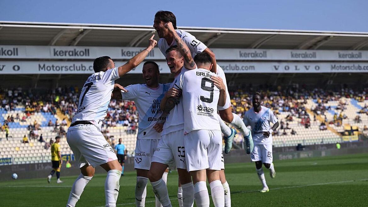 Serie B, il Palermo non si ferma, Parma ko a Venezia. Il Catanzaro si fa sotto