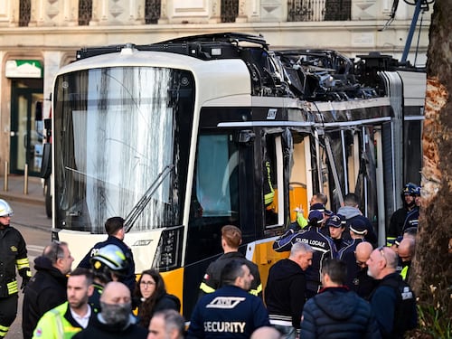 Tram deragliato, le foto dei feriti