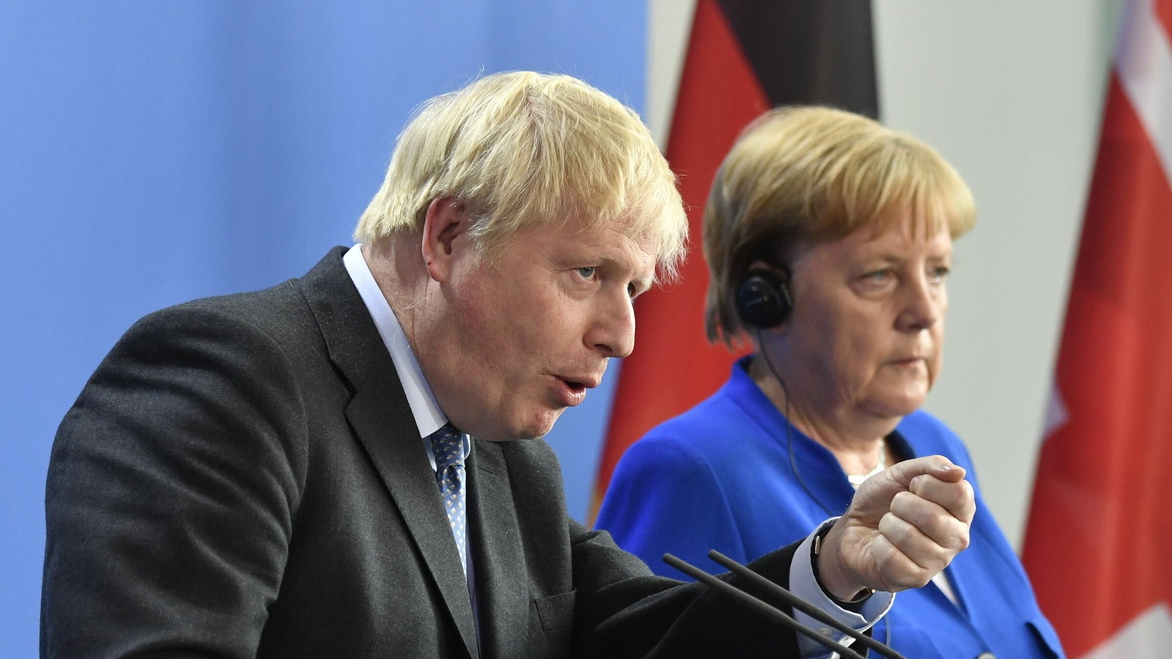 Brexit, la Merkel contro Johnson: "Accordo quasi impossibile"