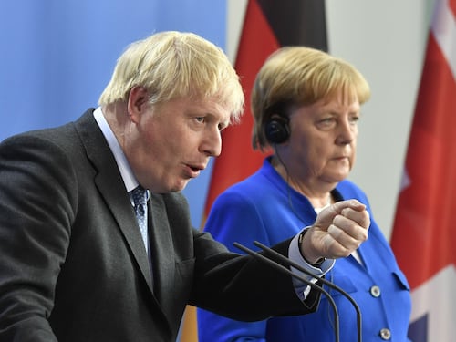 Brexit, la Merkel contro Johnson: "Accordo quasi impossibile"