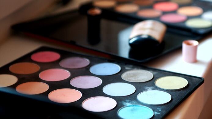 Maxi sequestro di prodotti cosmetici contraffatti: denunciata commerciante cinese