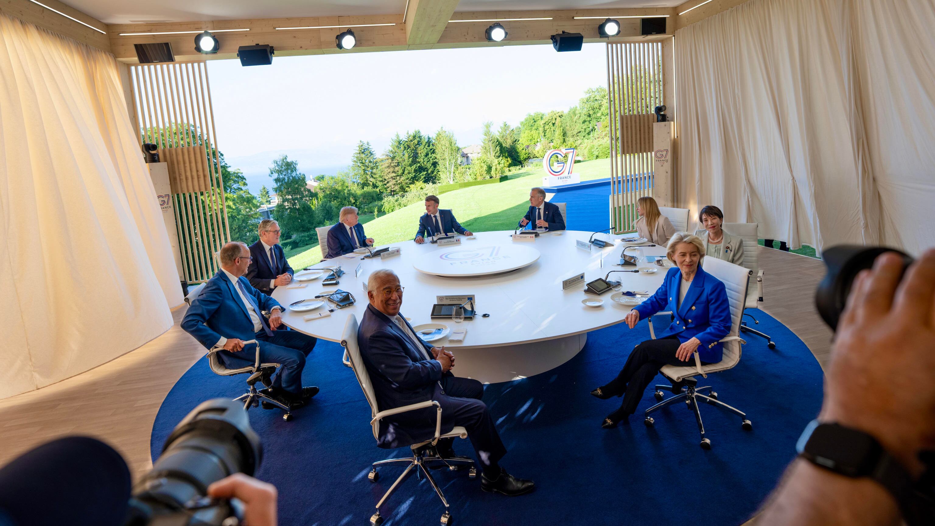 G7, Trump in Francia: "Se importi il Terzo Mondo, lo diventi". Poi il bilaterale con Macron e il disgelo con Meloni. "L'Italia farà la sua parte"