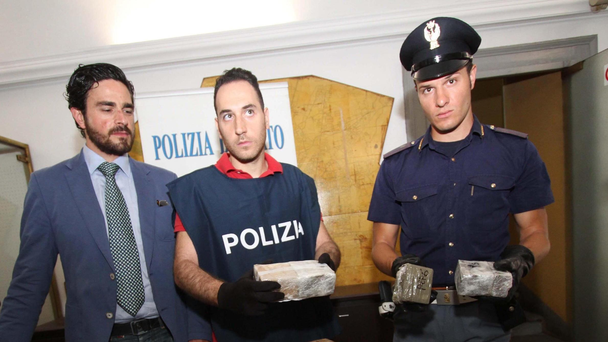 L'azienda va male e l'ingegnere sceglie di spacciare droga