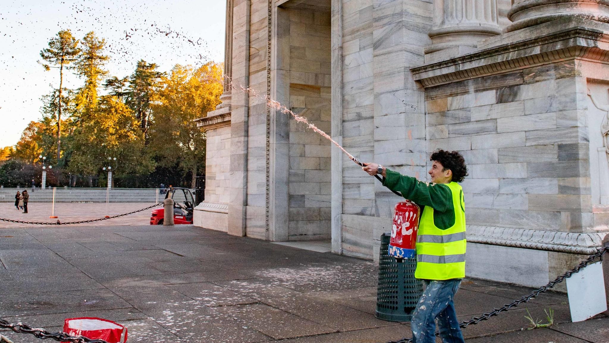 I soliti eco vandali di Ultima Generazione: insozzato l'Arco della Pace a Milano
