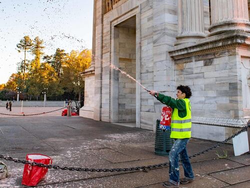 I soliti eco vandali di Ultima Generazione: insozzato l'Arco della Pace a Milano