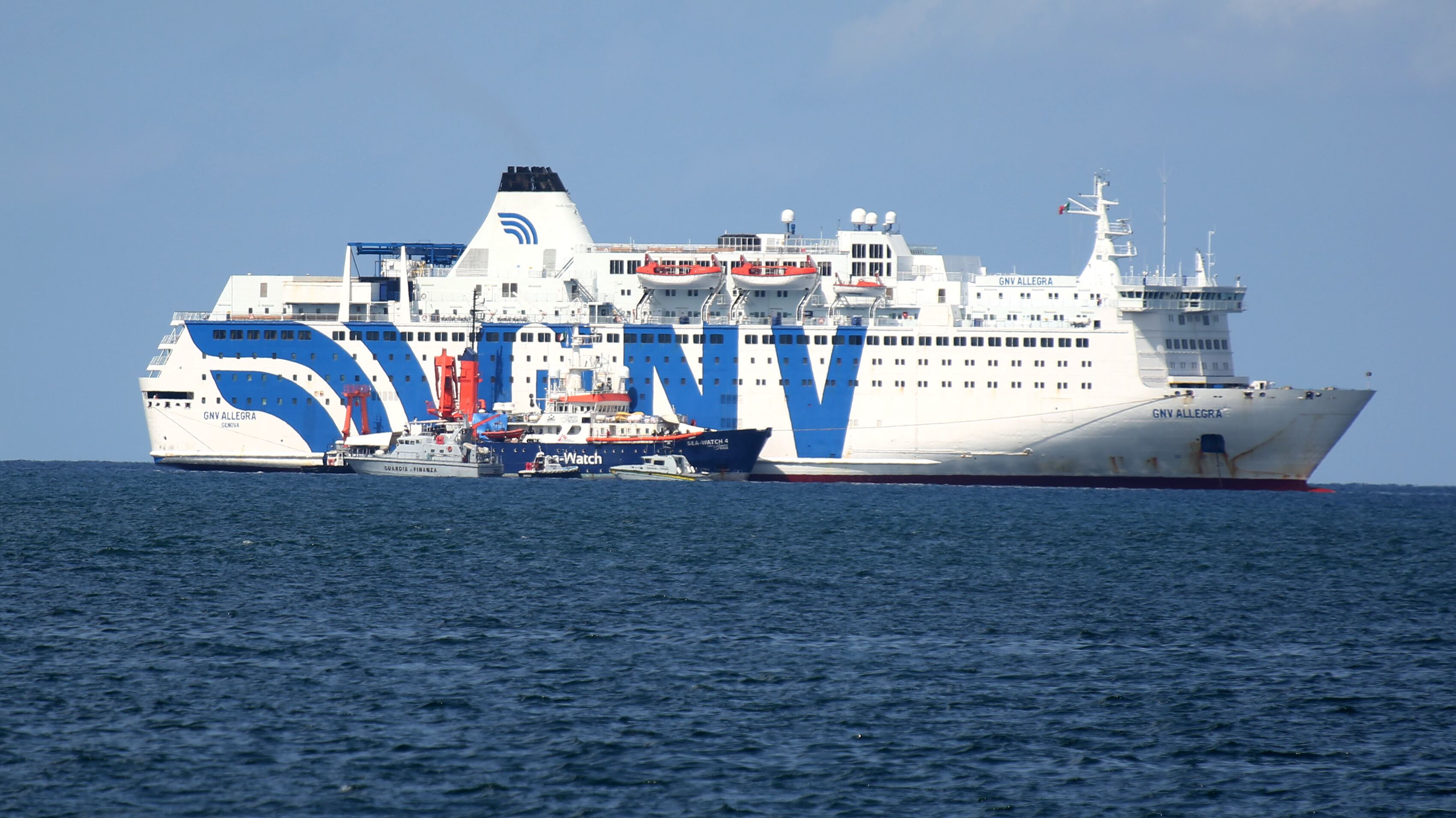 Migranti infetti sulle navi quarantena. Ma l'ong: "Negati i loro diritti"