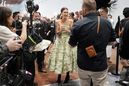 Bella Hadid sexy in passerella, foto 4