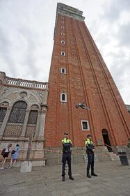 Maltempo, cadono frammenti dal campanile di San Marco 1