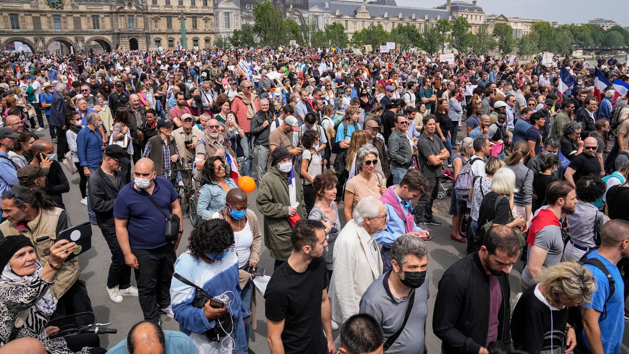 La Francia protesta contro il certificato verde. Dai comunisti all'estrema destra: in 200mila