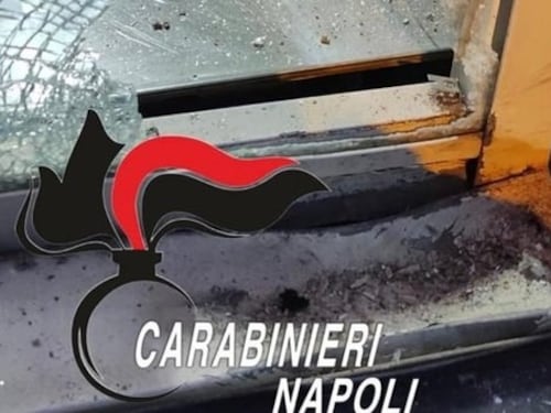 Dopo una lite un 14enne piazza bomba davanti a un bar: a casa un coltello da combattimento