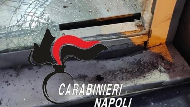Dopo una lite un 14enne piazza bomba davanti a un bar: a casa un coltello da combattimento