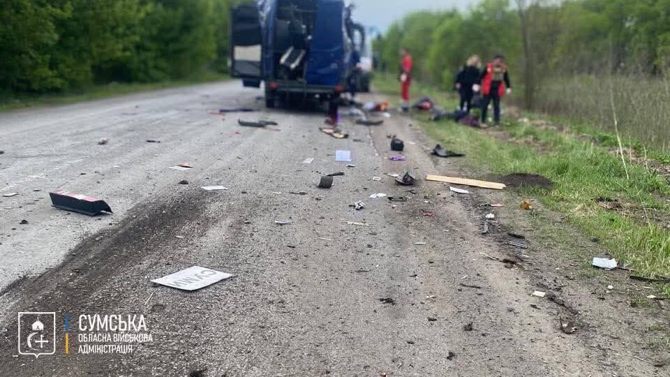 Un minibus pieno di civili colpito dal drone "green". A Sumy 9 morti e 7 feriti