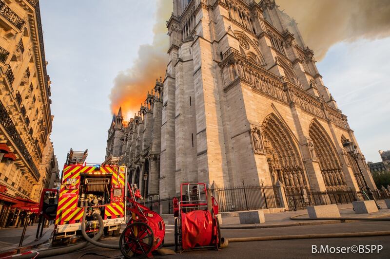 Notre Dame in fiamme: le foto del salvataggio 4