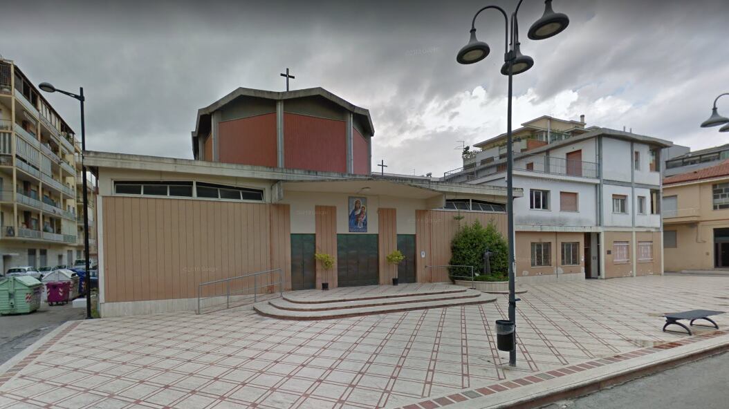 La furia di tre nigeriani dopo la cena alla Caritas: 40enne preso a bottigliate