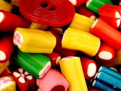 Bologna, la nonna corriere nascondeva la cocaina nelle patatine e nelle caramelle: arrestata