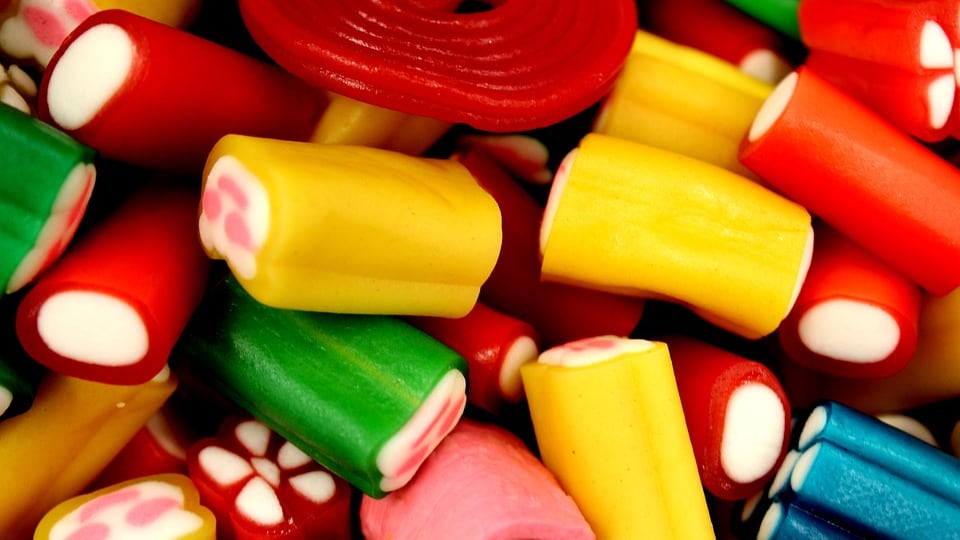 Bologna, la nonna corriere nascondeva la cocaina nelle patatine e nelle caramelle: arrestata