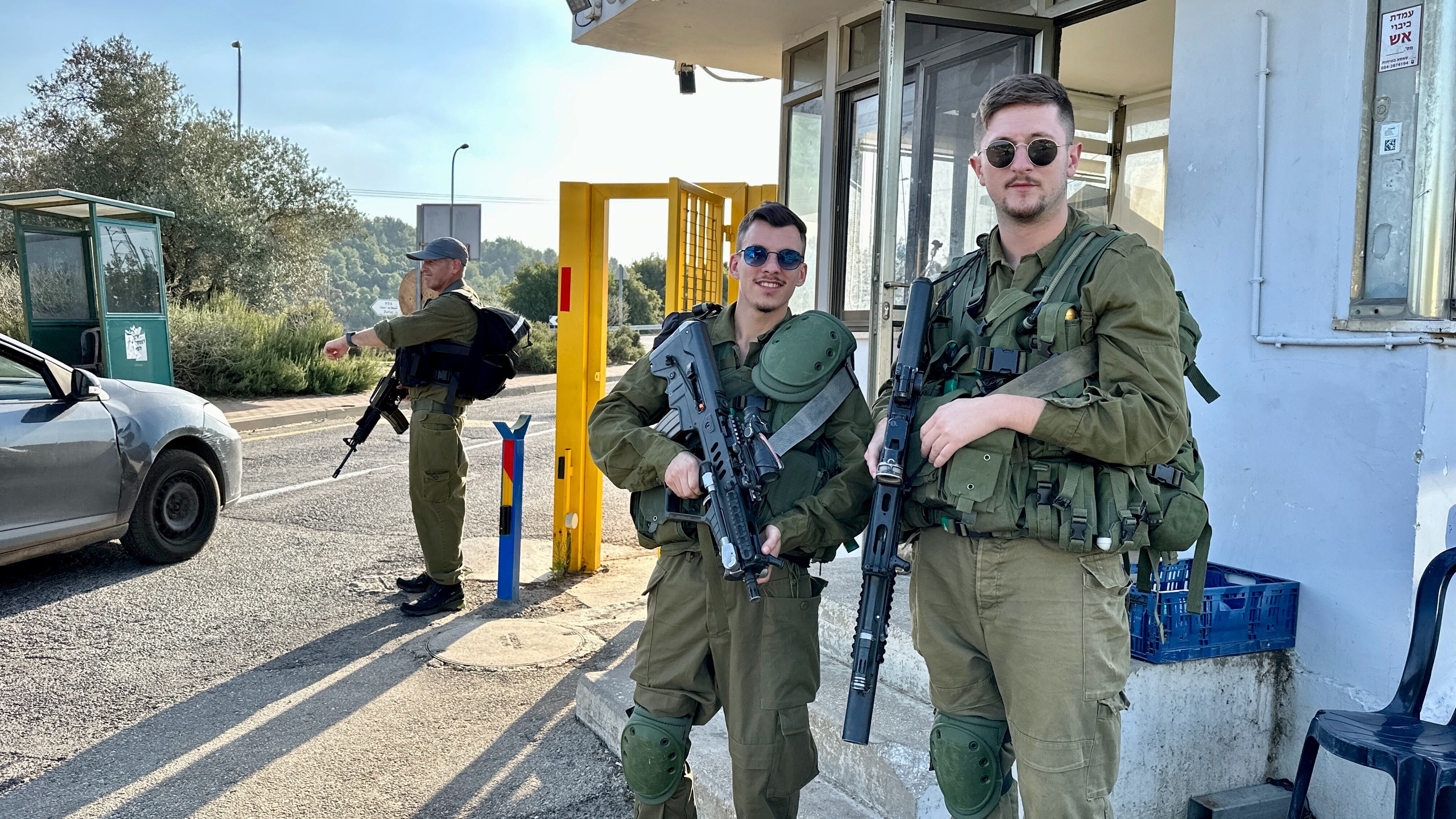 Al confine col Libano, nel kibbutz della paura: "Andiamo a raccogliere nei campi con la pistola. Ma non ci arrendiamo"