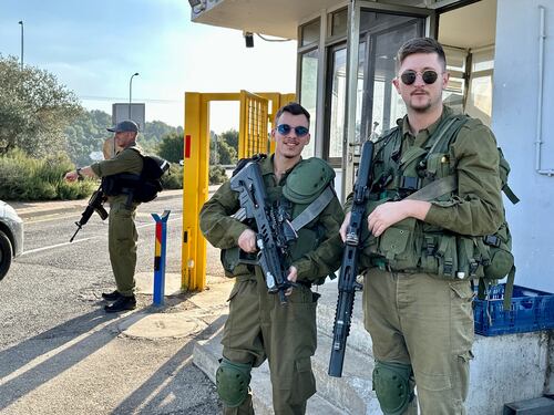 Al confine col Libano, nel kibbutz della paura: "Andiamo a raccogliere nei campi con la pistola. Ma non ci arrendiamo"
