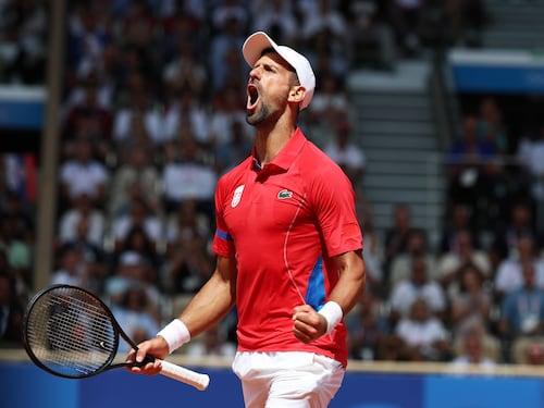 Djokovic si ricopre d'oro: batte Alcaraz e stravince la medaglia più importante