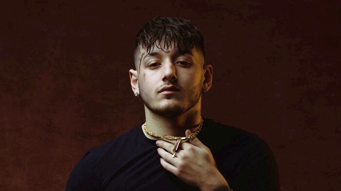 Il pugno al fan, poi la maxi rissa: cosa è successo al concerto di Paky