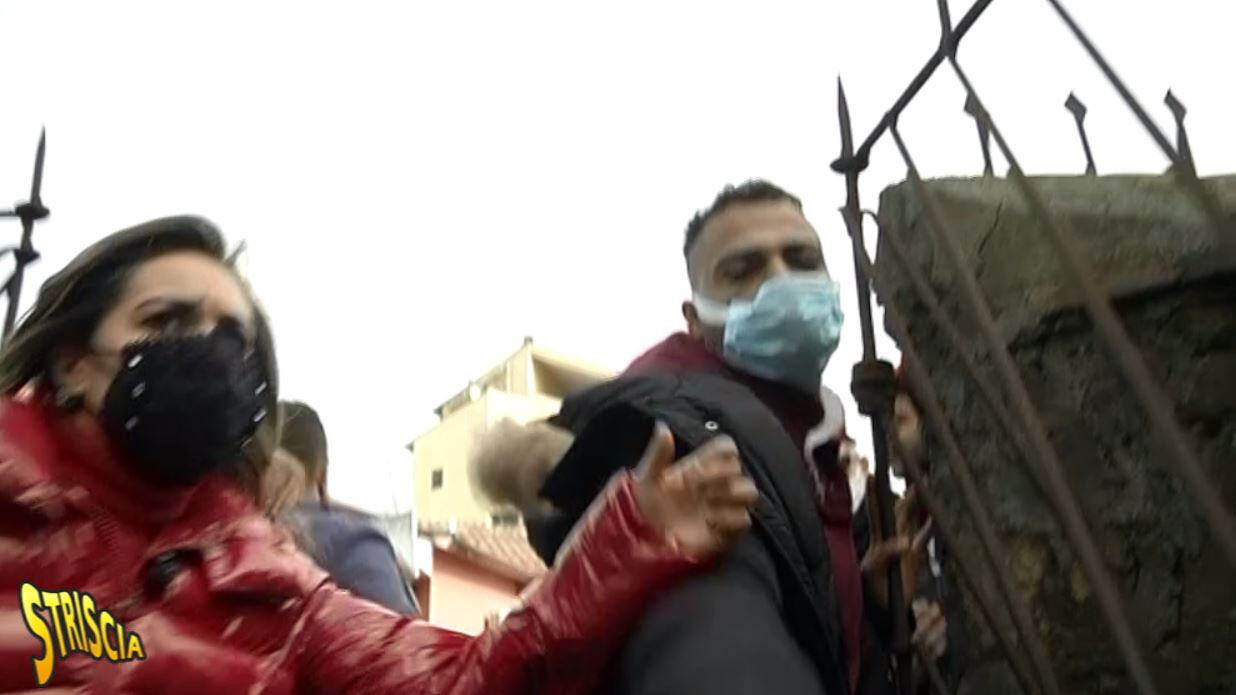 Inviata di Strscia contro gli abusivi: "Aggrediti con pugno in faccia..."