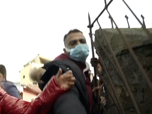 Inviata di Strscia contro gli abusivi: "Aggrediti con pugno in faccia..."