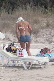 Valeria Marini, strip e bikini stellare a Formentera 22