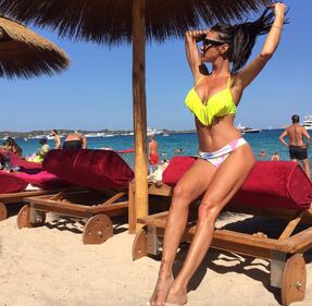 Antonella Mosetti, corsa sexy in spiaggia 11