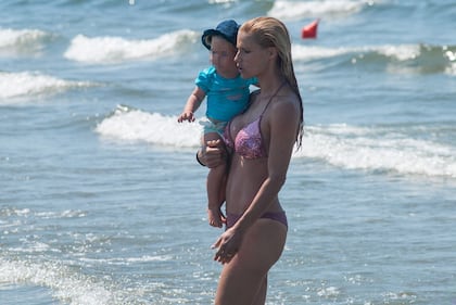 Michelle Hunziker, sexy in spiaggia con le figlie 6