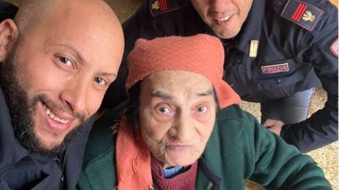 Poliziotti cucinano a casa di una donna di 100 anni
