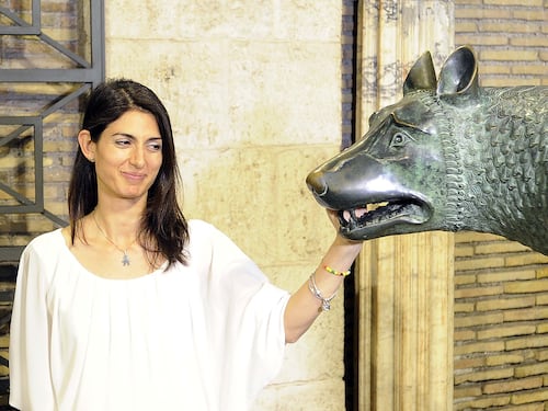Roma sprofonda tra i rifiuti. E Marino bacchetta la Raggi
