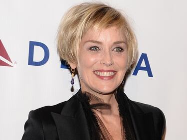 Sharon Stone, il seno sfugge dal costume 23