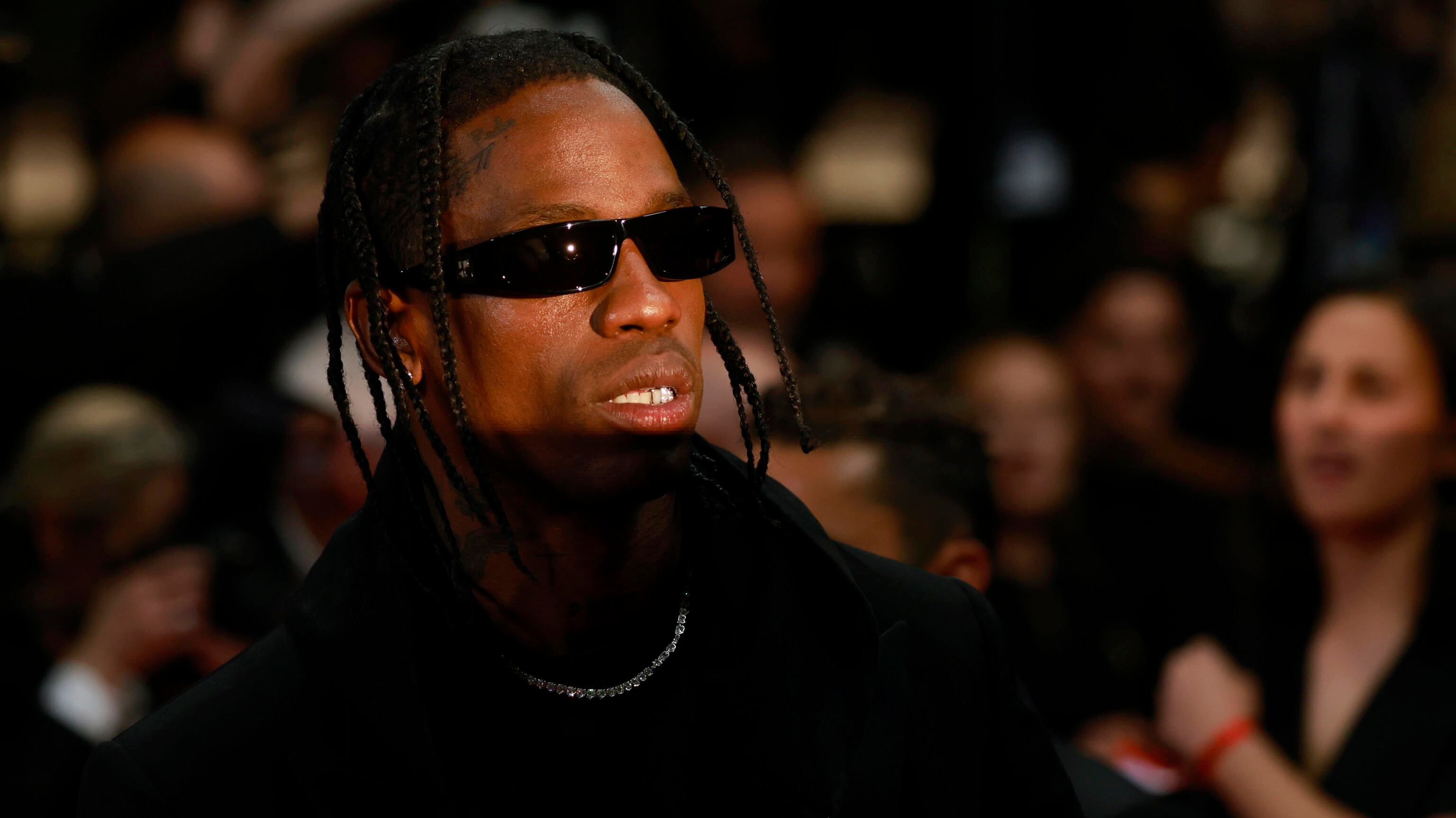 Tragedia sfiorata al concerto di Travis Scott: spray al peperoncino tra i fan