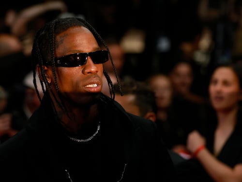 Tragedia sfiorata al concerto di Travis Scott: spray al peperoncino tra i fan