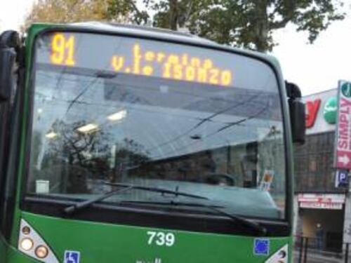 Milano, indiano senza fissa dimora molesta ragazza sul bus