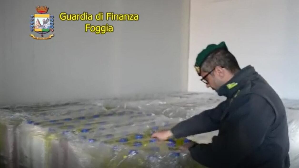 Alcool di contrabbando pronto alla vendita: scattate le denunce
