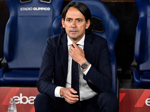 Gli interisti "spogliano" lo juventino della maglia