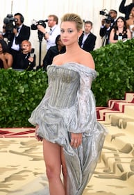 Met Gala 18, Miley Cyrus e la scollatura hot 18