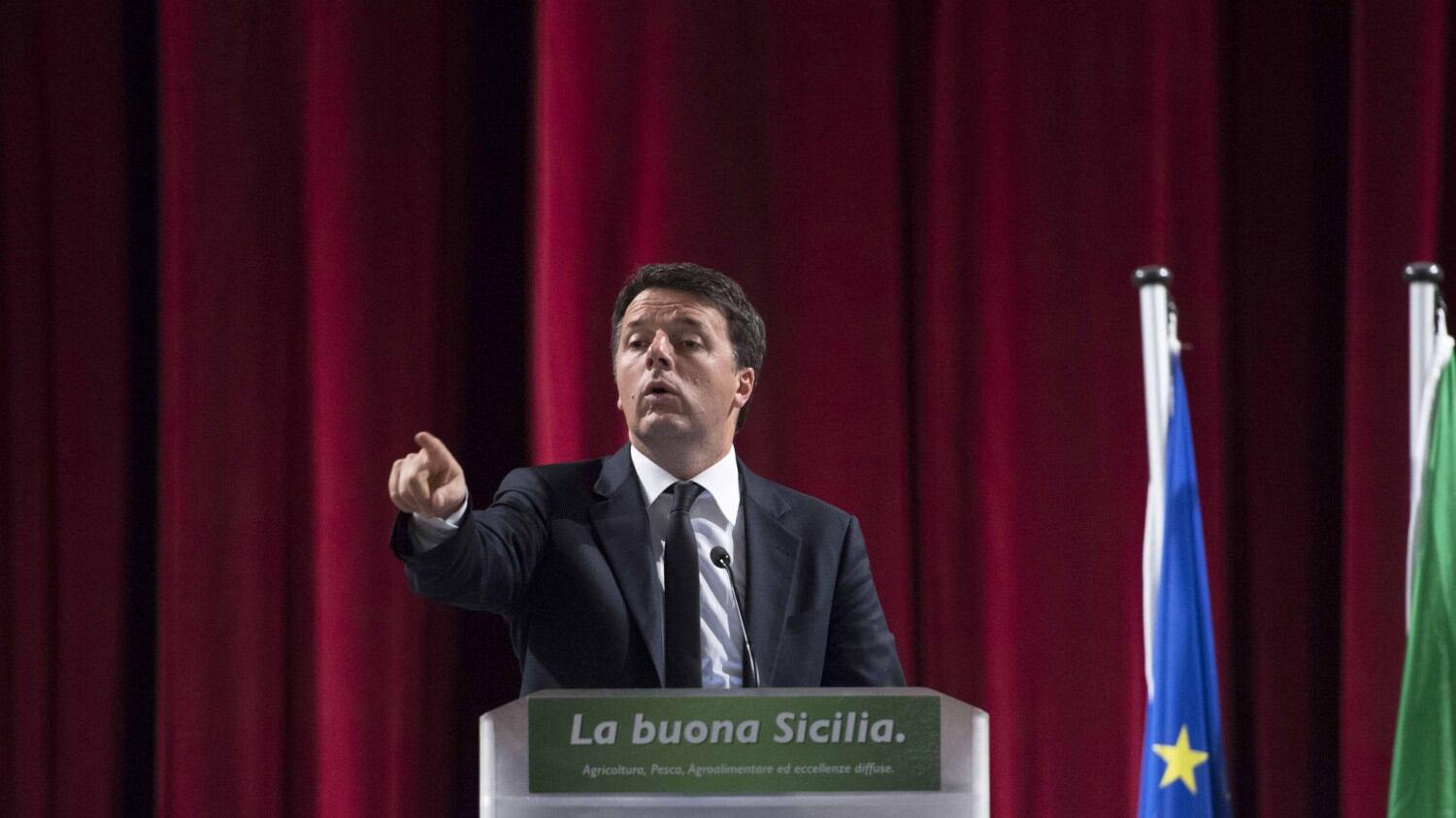 Renzi assediato prepara il tour elettorale. Esodo Pd in Sicilia, in 40 lasciano il partito
