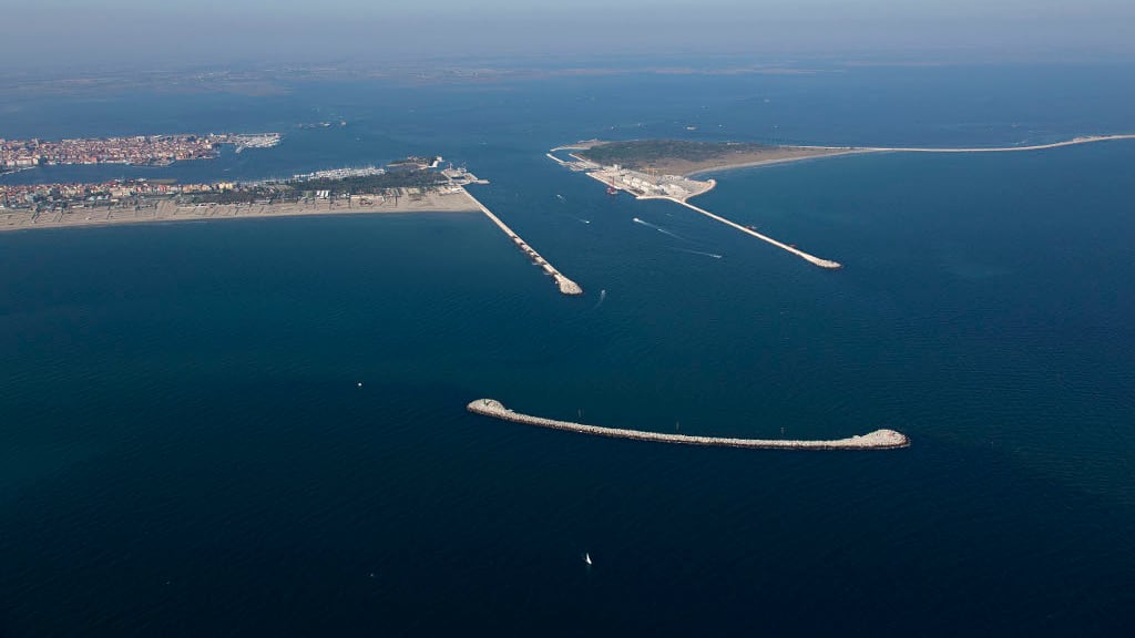 Frane e vento in Liguria. Venezia accende il Mose