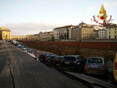 Firenze, auto sprofondate sul Lungarno 3