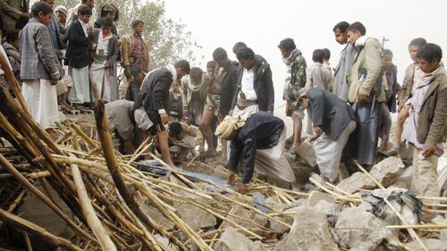 Yemen, bombardamenti vicino alla capitale Sana'a 10