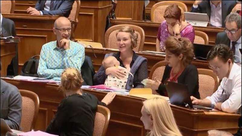 "Niente bimbi in aula": la deputata con il figlio viene cacciata dal parlamento di Basilea