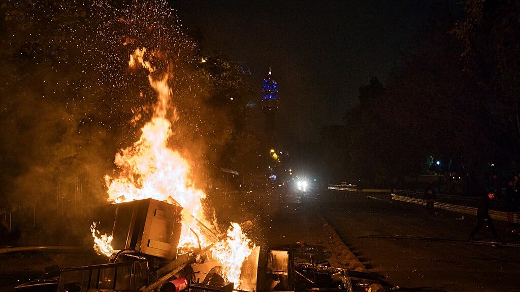 Proteste in Cile, manifestanti assaltano una chiesa e bruciano le immagini sacre