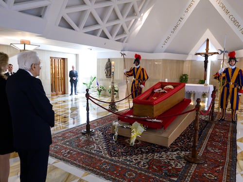 Sulla salma casula rossa e pallio poi l’anello argentino e il rosario