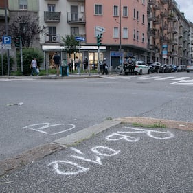 Ciclista investito da una moto a Milano: è gravissimo 10
