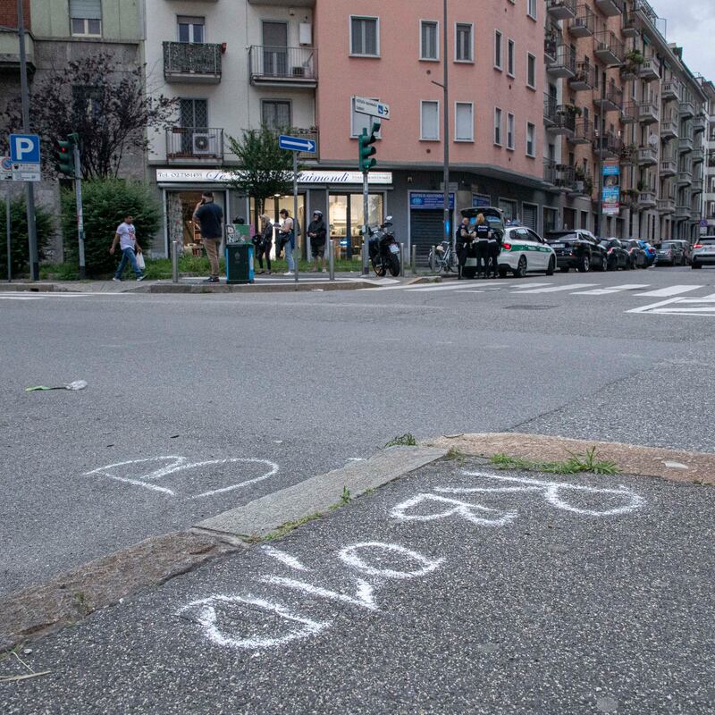 Ciclista investito da una moto a Milano: è gravissimo 10